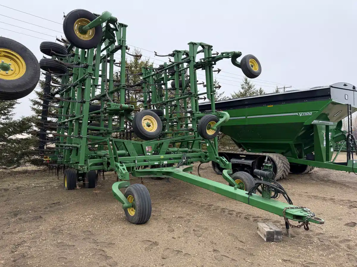 Photo de la Galerie 1 pour 2012 John Deere 2210 Cultivateur