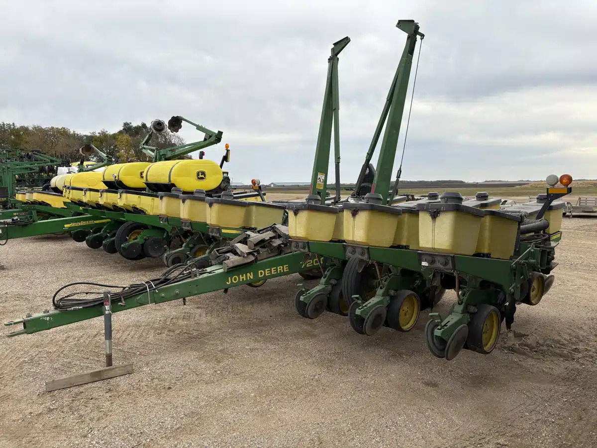 Gallery image 1 for 1989 John Deere 7200 Planter