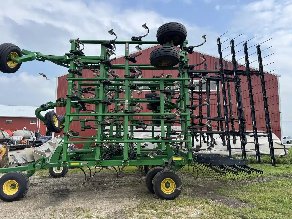 Gallery image 1 for 2012 John Deere 2210 Cultivator