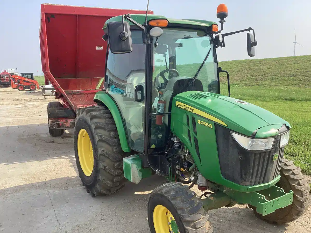 Gallery image 1 for 2022 John Deere 4066R Tractor