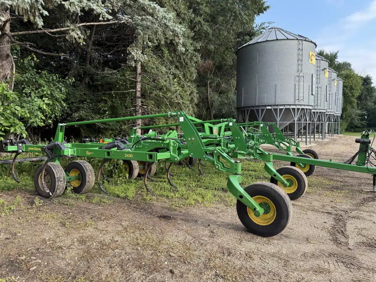 Gallery image 1 for 2022 John Deere 2430 Chisel Plow