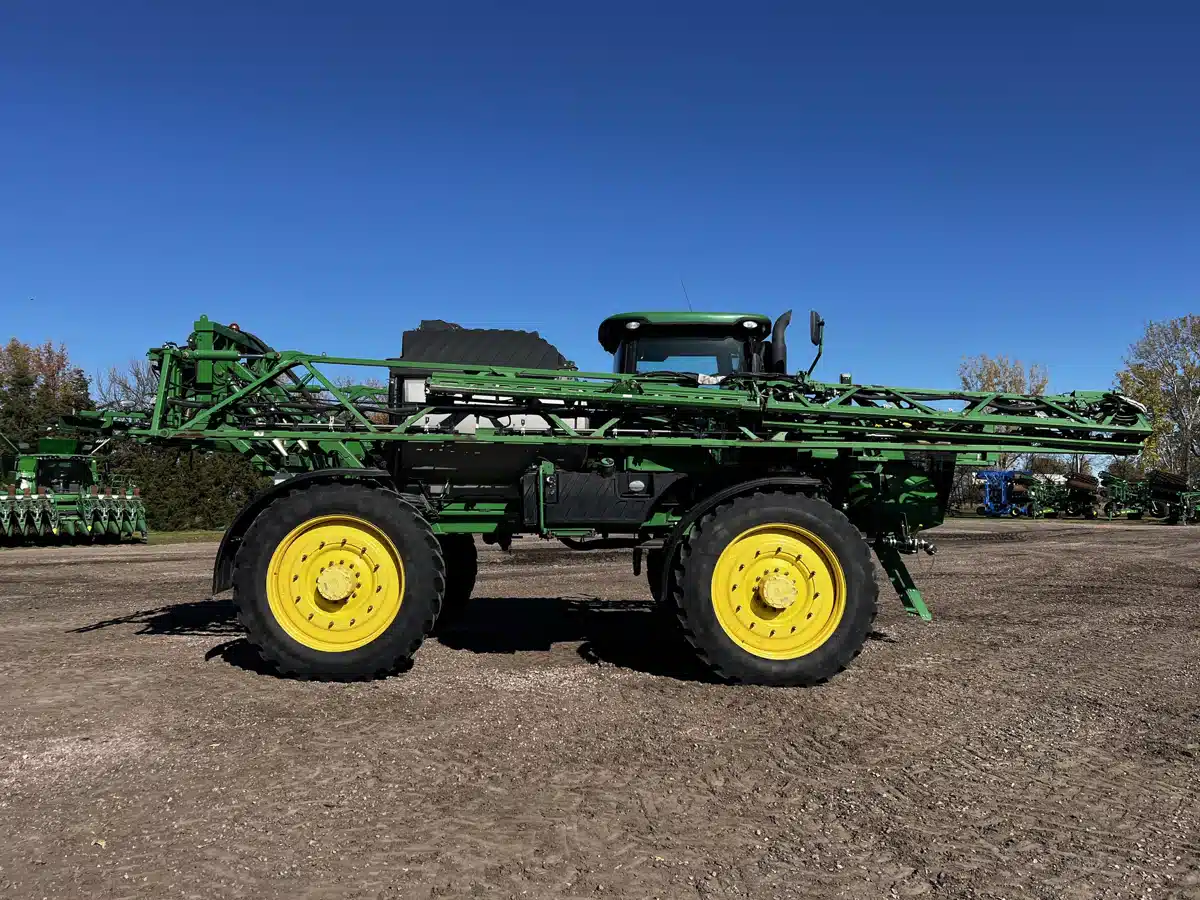 Gallery image 2 for 2017 John Deere R4045 Sprayer - Self Propelled