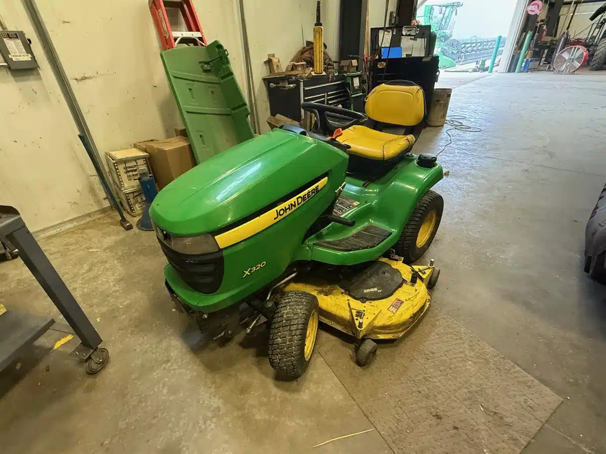 Gallery image 1 for 2013 John Deere X320 Lawn Tractor