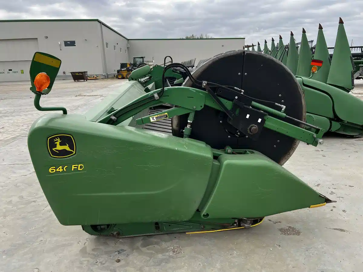 Gallery image 2 for 2013 John Deere 640FD Header - Draper