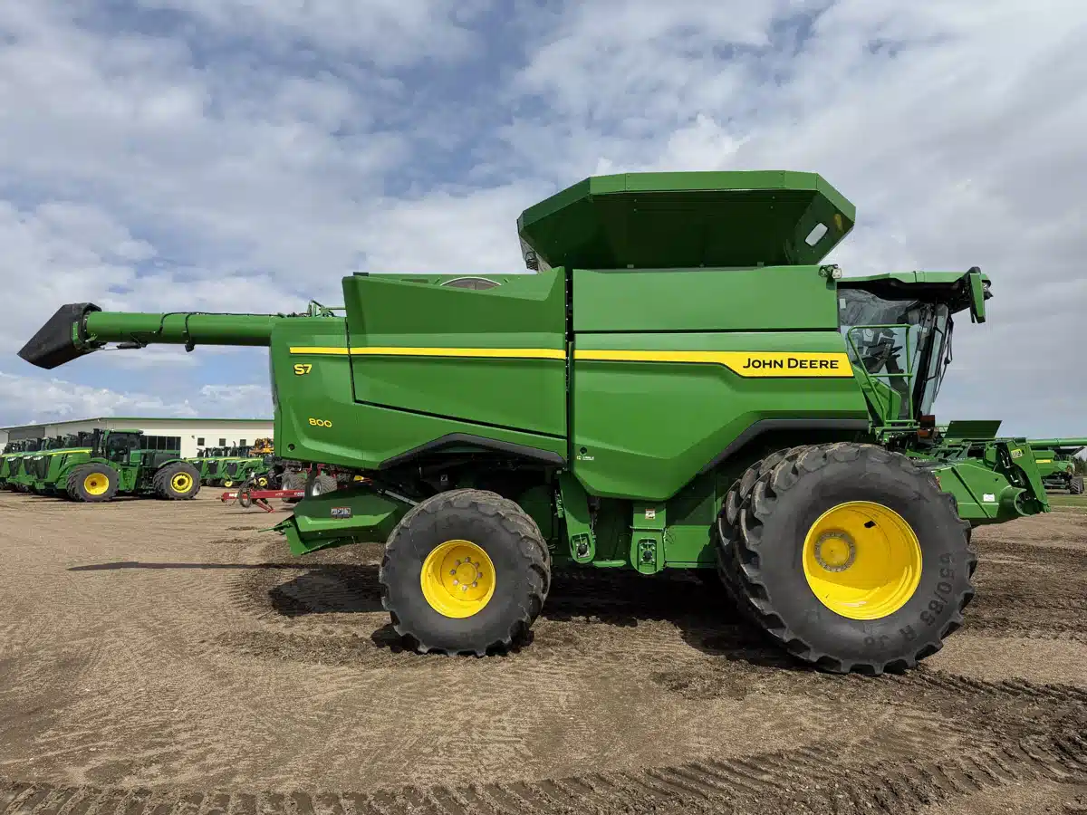 Gallery image 2 for 2025 John Deere S7 800 Combine