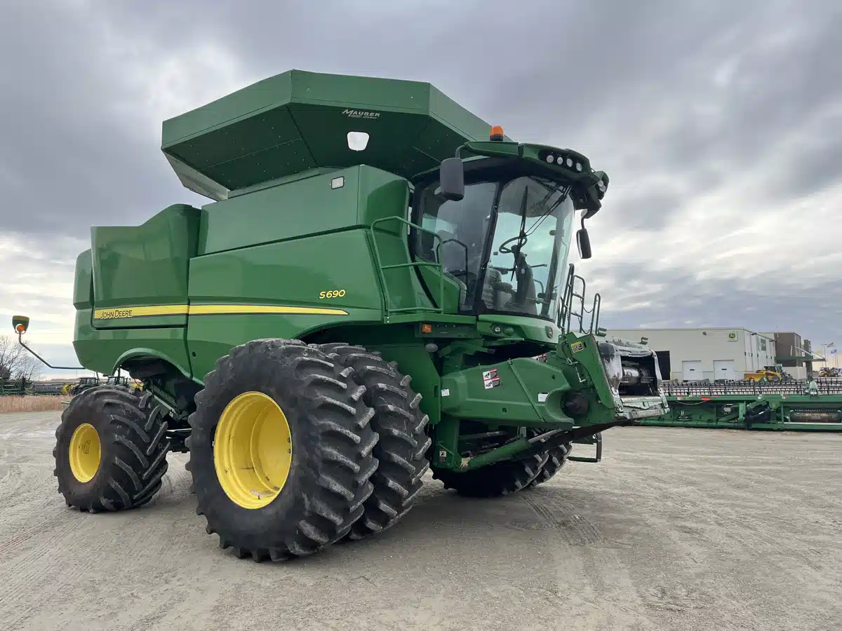 Gallery image 1 for 2017 John Deere S690 Combine