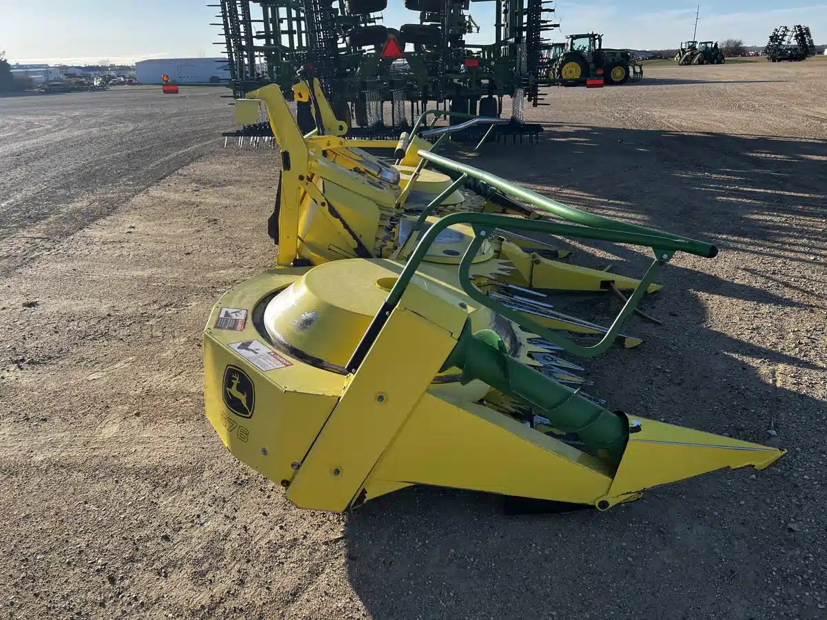 Gallery image 2 for 2015 John Deere 676 Header - Rotary