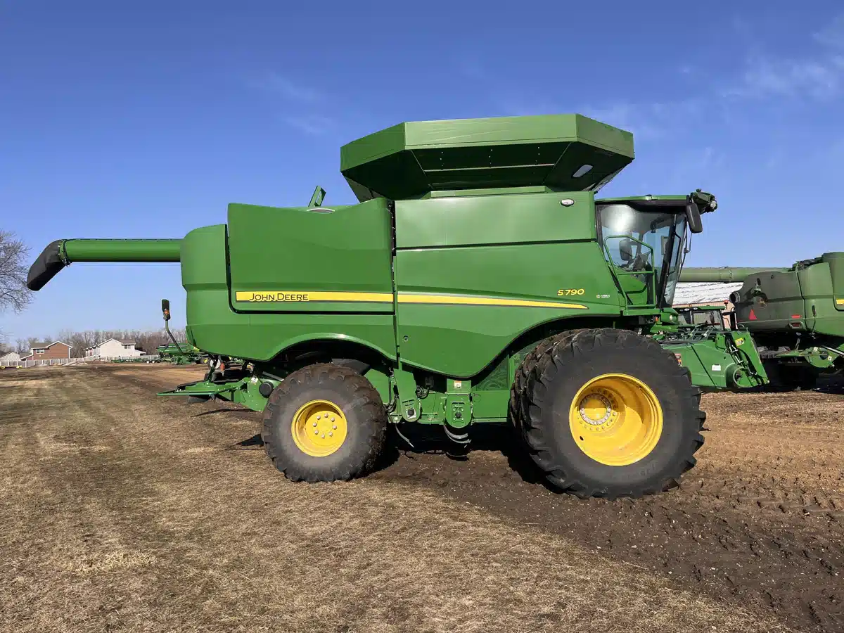 Photo de la Galerie 2 pour 2023 John Deere S790 Batteuse