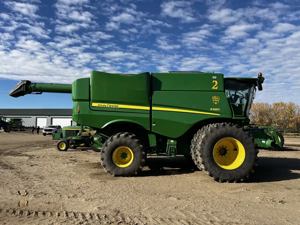 Gallery image 2 for 2016 John Deere S680 Combine