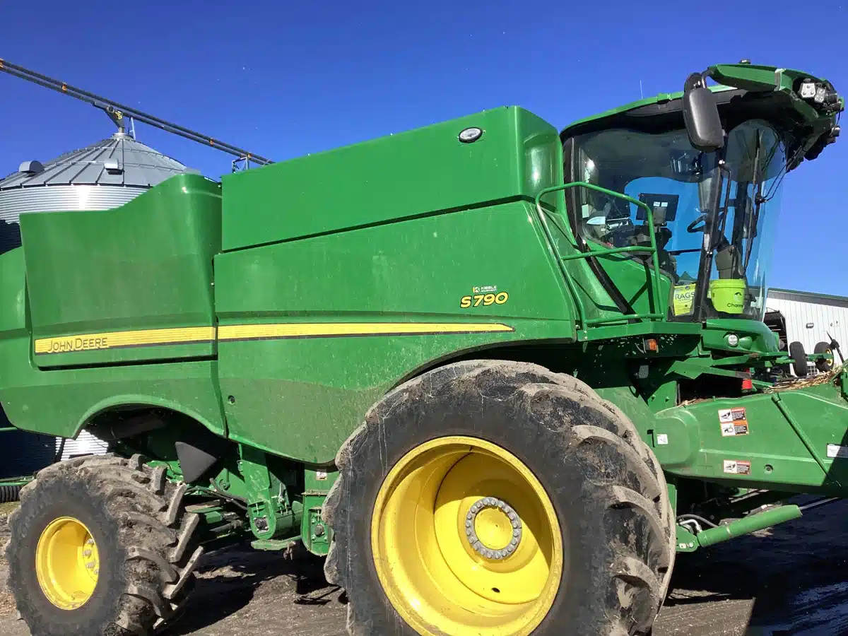 Gallery image 1 for 2024 John Deere S790 Combine