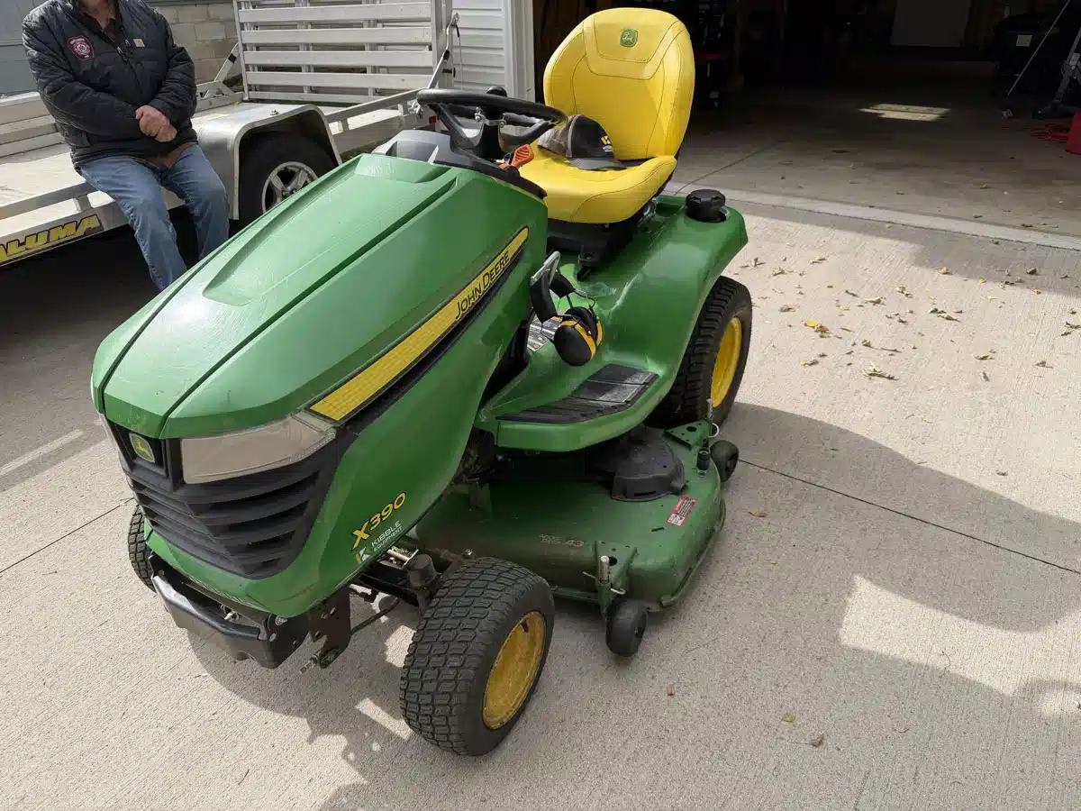 Gallery image 1 for 2023 John Deere X390 Lawn Tractor
