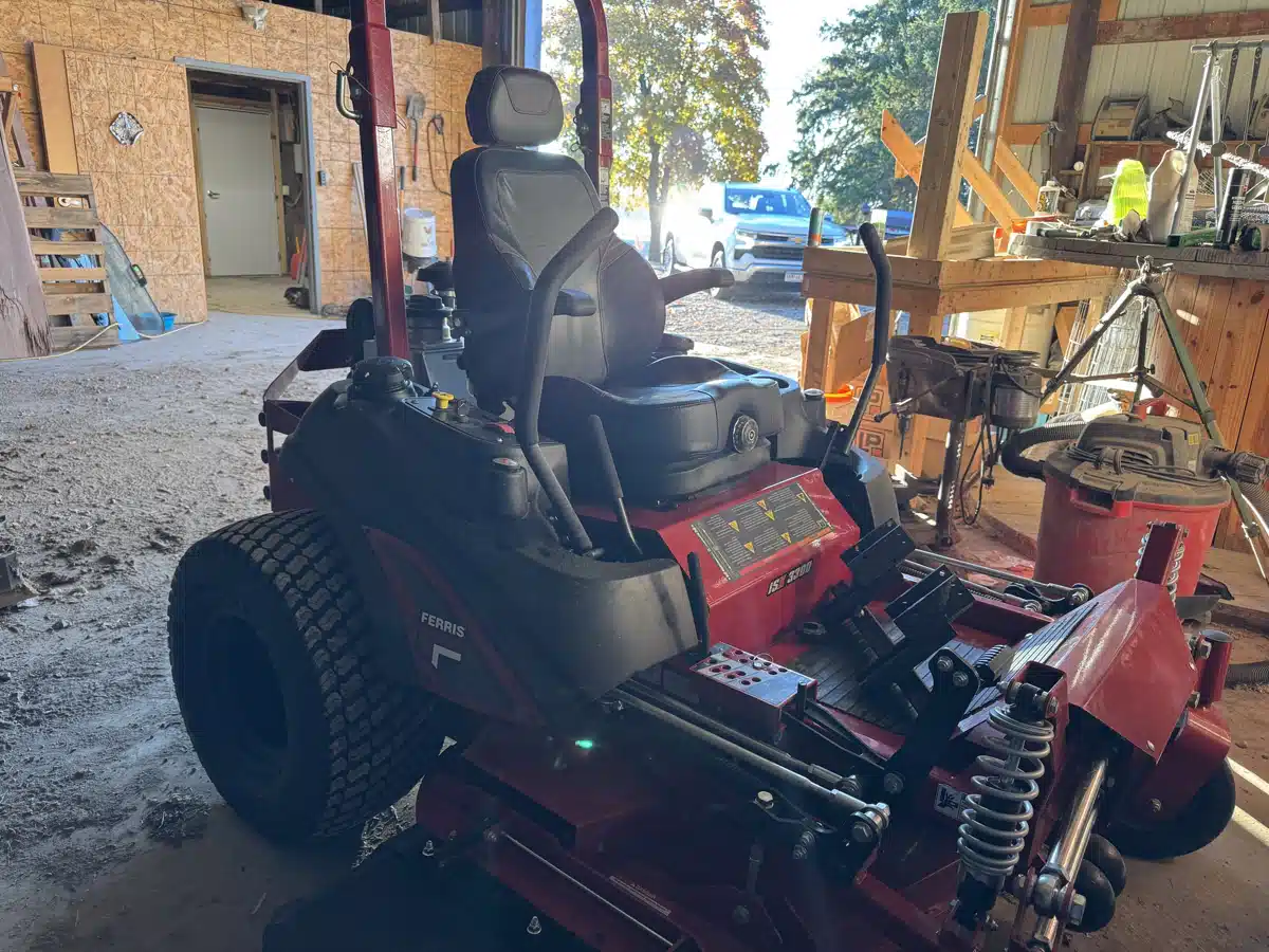 Gallery image 2 for 2023 Ferris ISX 3300 Mower - Zero Turn