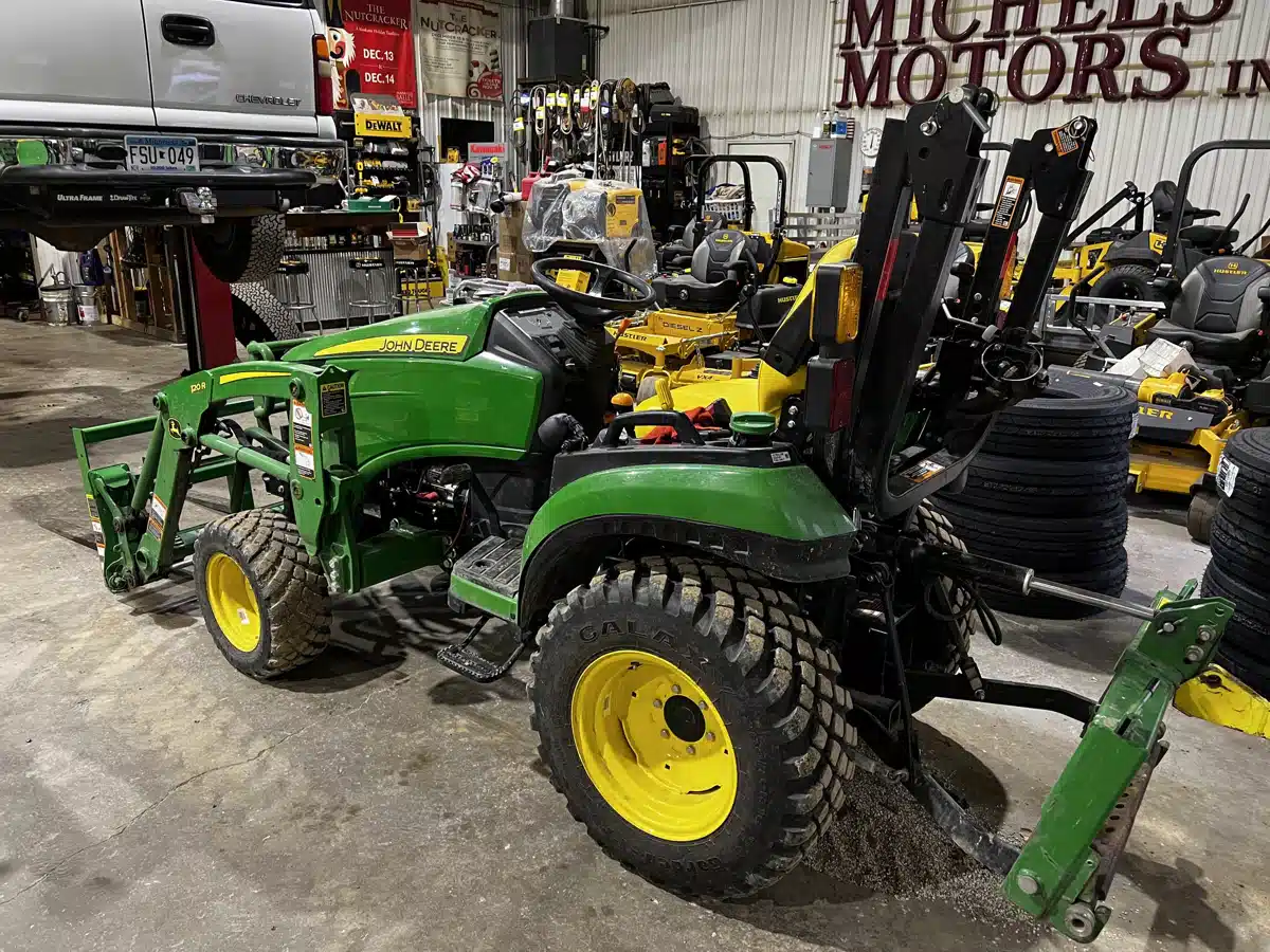 Gallery image 2 for 2022 John Deere 2025R Tractor