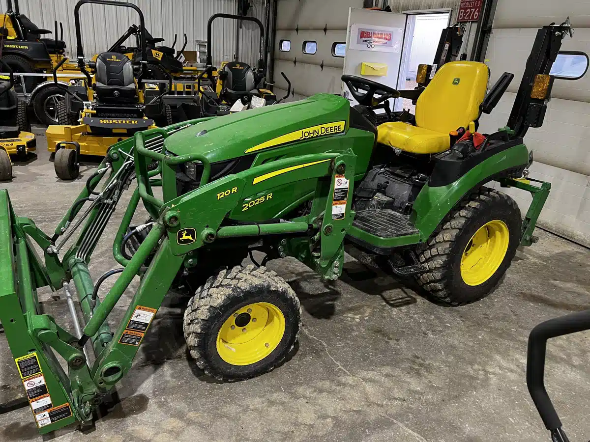 Gallery image 1 for 2022 John Deere 2025R Tractor