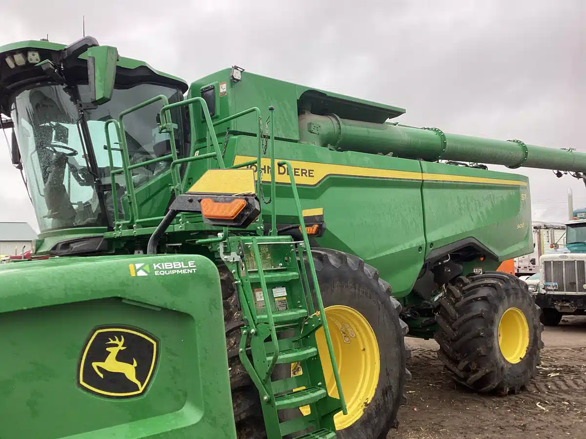 Gallery image 2 for 2025 John Deere S7 900 Combine