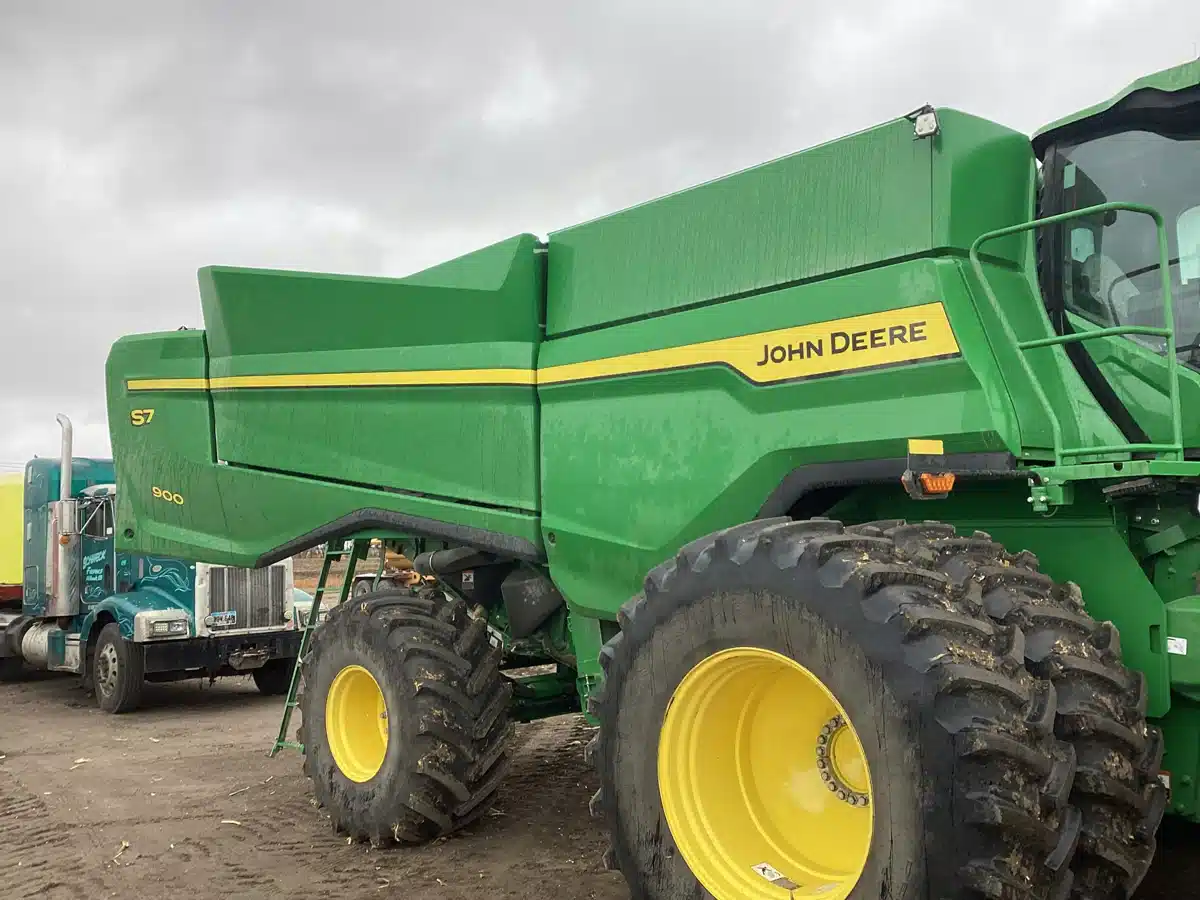 Gallery image 1 for 2025 John Deere S7 900 Combine