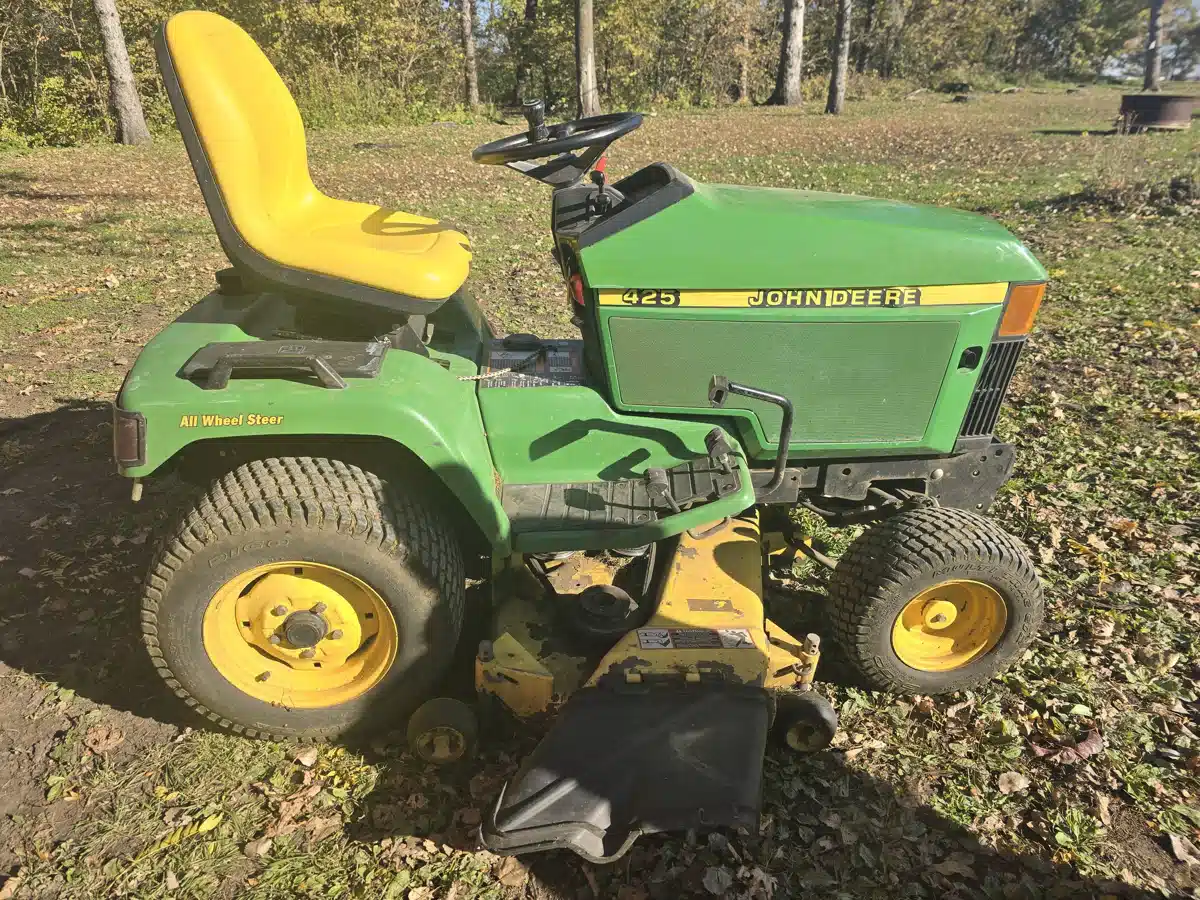 Gallery image 1 for 1997 John Deere 425 Lawn Tractor