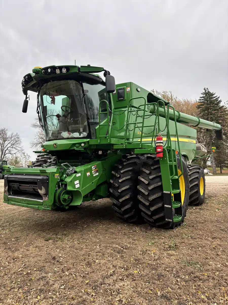 Gallery image 1 for 2024 John Deere S780 Combine