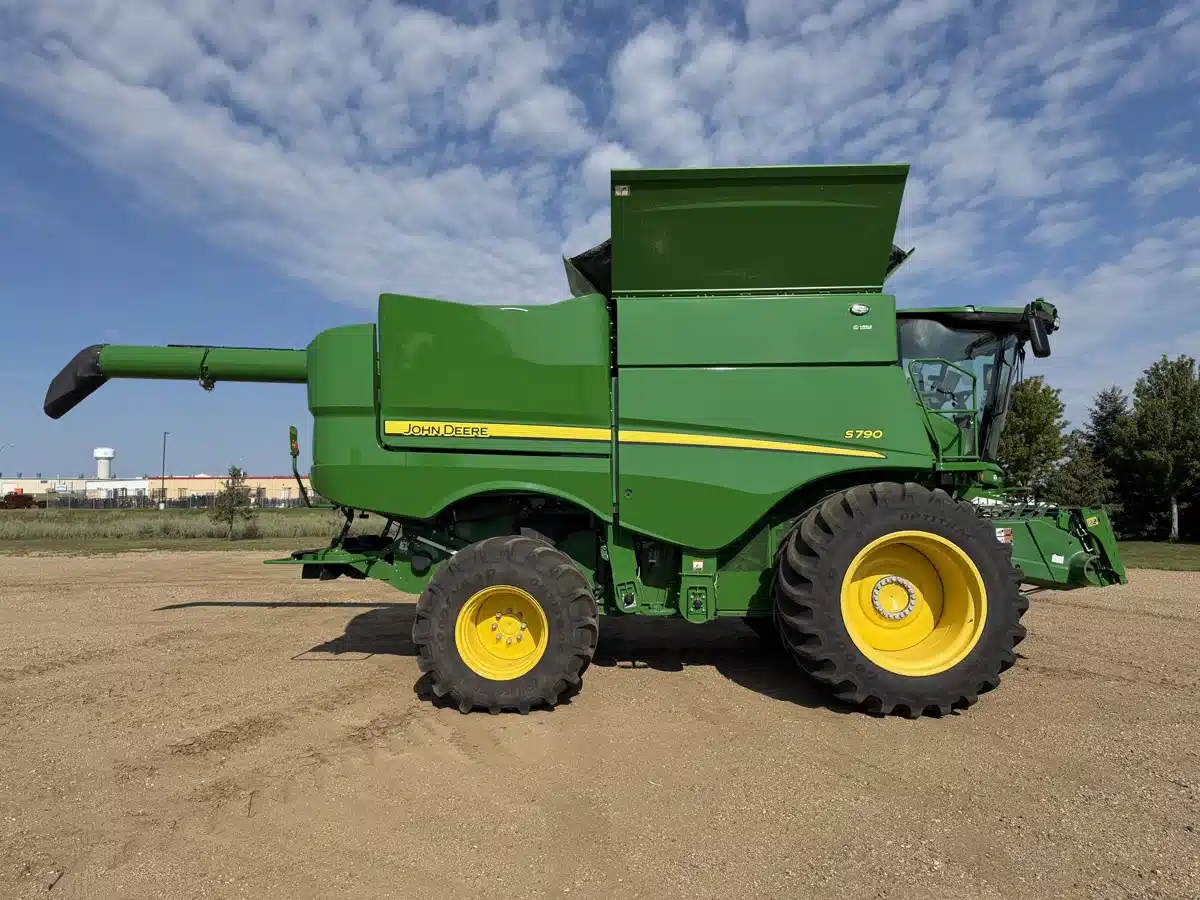 Gallery image 2 for 2023 John Deere S790 Combine