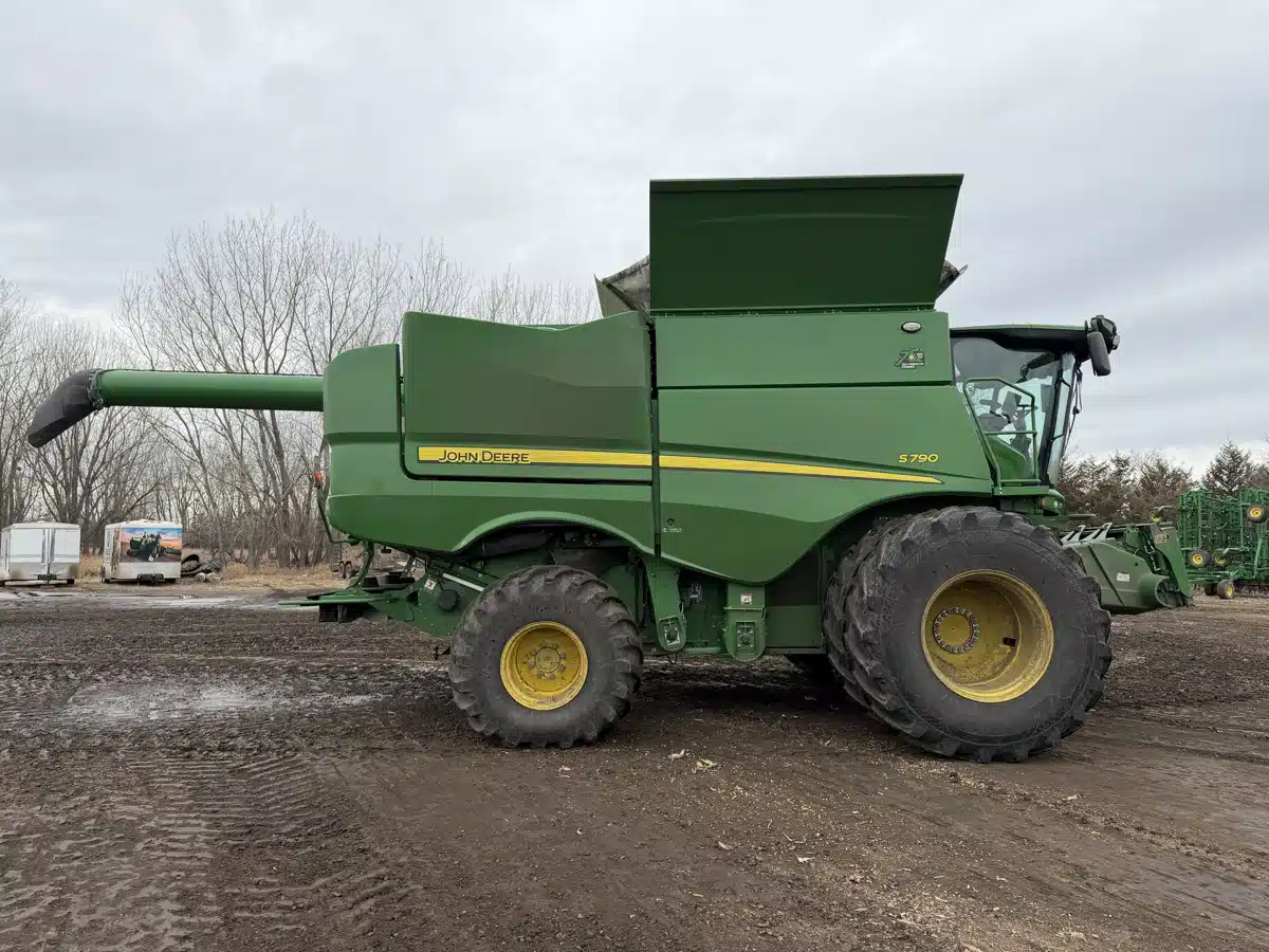 Gallery image 2 for 2022 John Deere S790 Combine