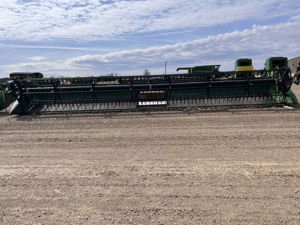 Gallery image 2 for 2019 John Deere 735FD Header - Draper