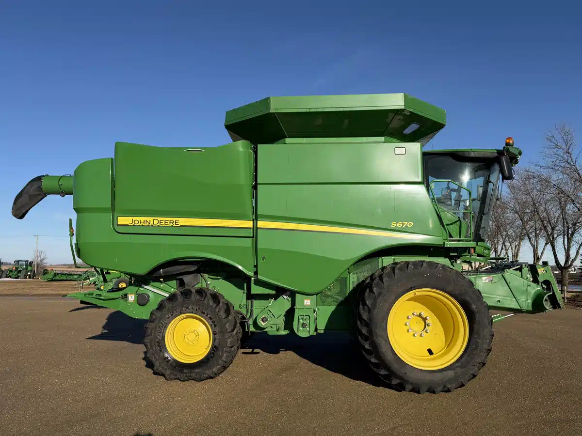 Gallery image 2 for 2014 John Deere S670 Combine