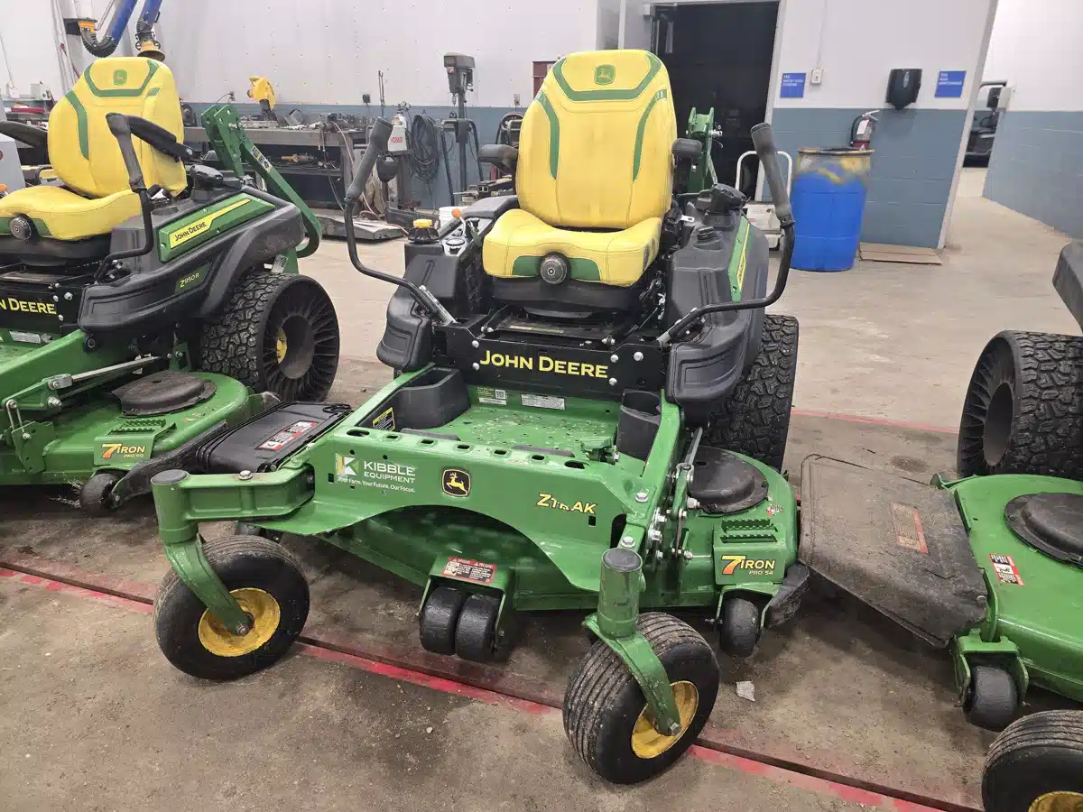 Gallery image 2 for 2025 John Deere Z950R Mower - Zero Turn