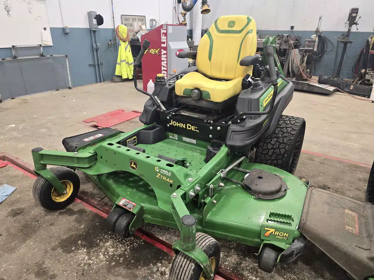 Gallery image 1 for 2025 John Deere Z970R Mower - Zero Turn