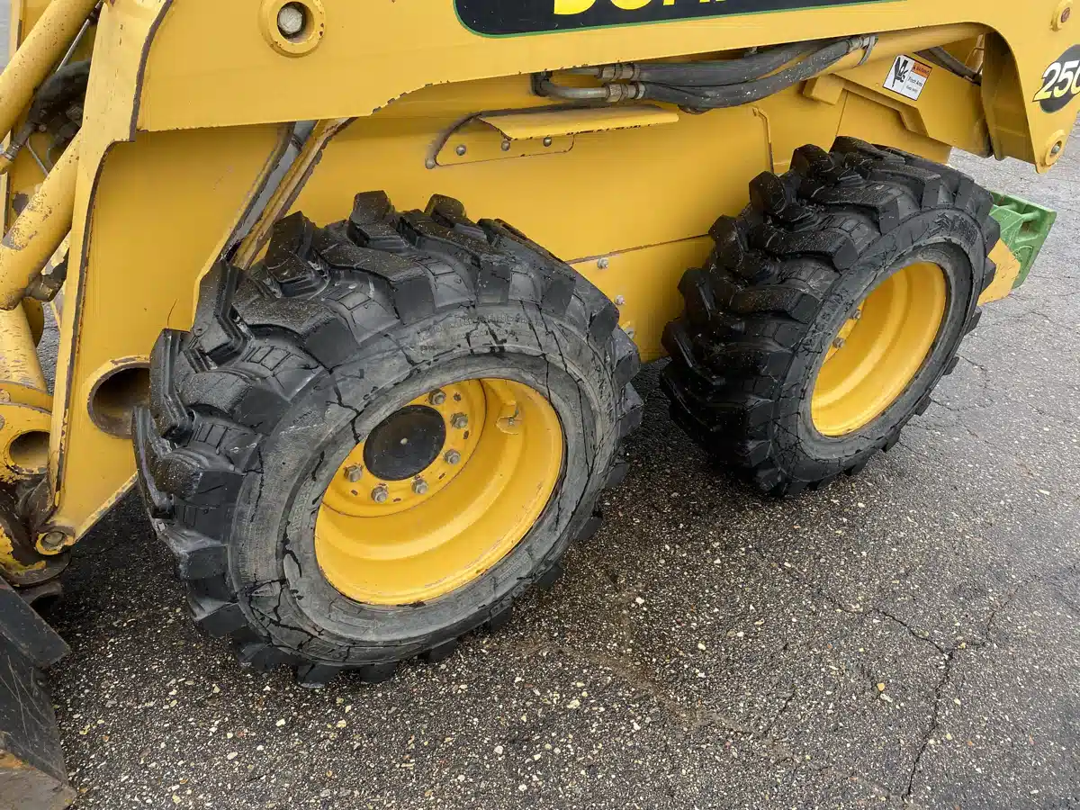 Gallery image 2 for 2002 John Deere 250 Skid Steer