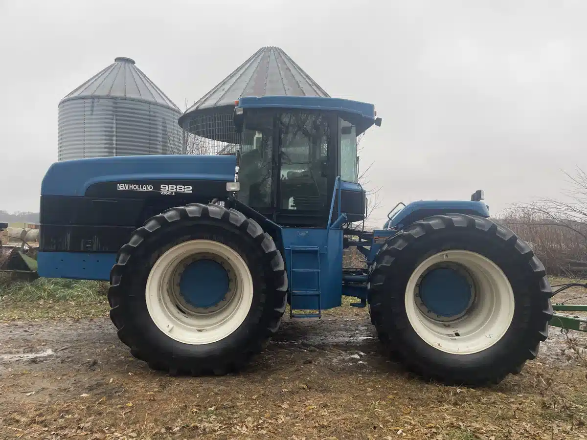 Gallery image 2 for 1996 New Holland 9882 Tractor