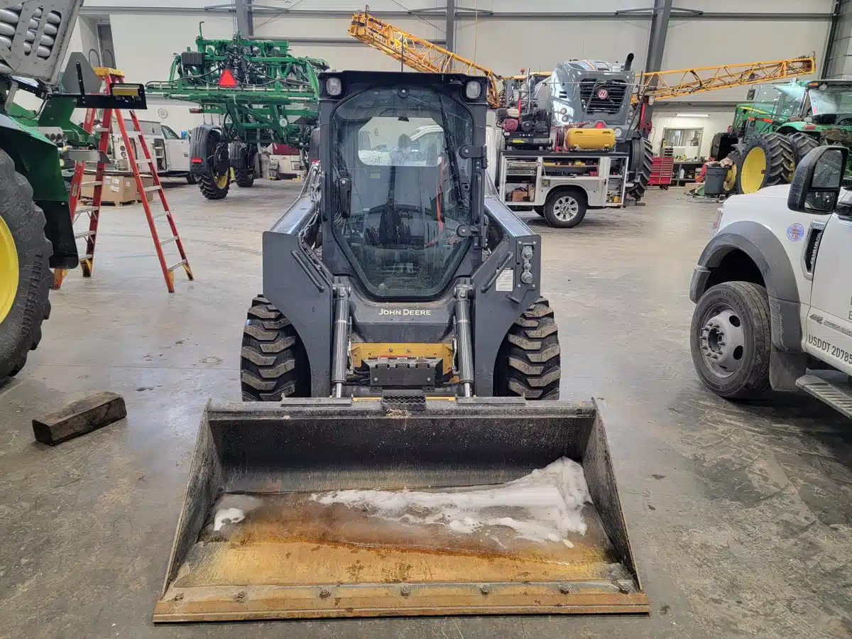 Photo de la Galerie 2 pour 2024 John Deere 320G chargeuse à direction à glissement