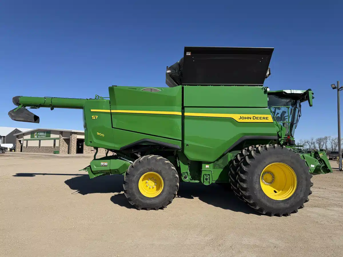Gallery image 2 for 2025 John Deere S7 900 Combine