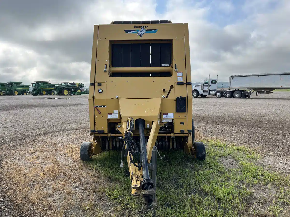 Gallery image 2 for 2006 Vermeer 604M Round Baler