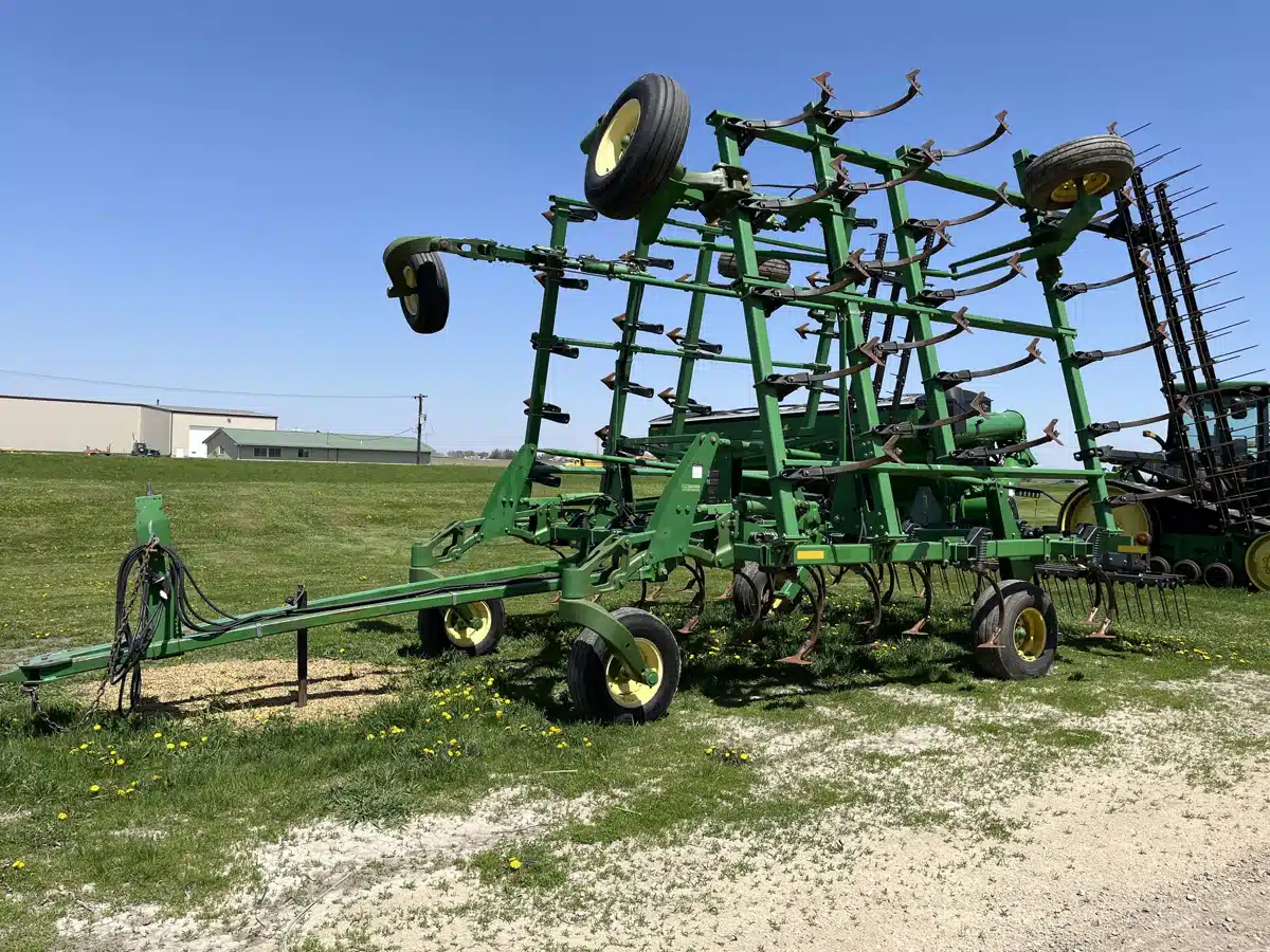 Gallery image 1 for 2003 John Deere 2200 Cultivator