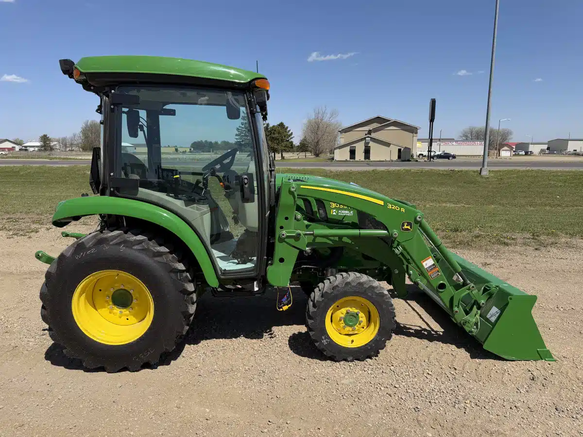 Photo de la Galerie 2 pour 2026 John Deere 3039R Tracteur
