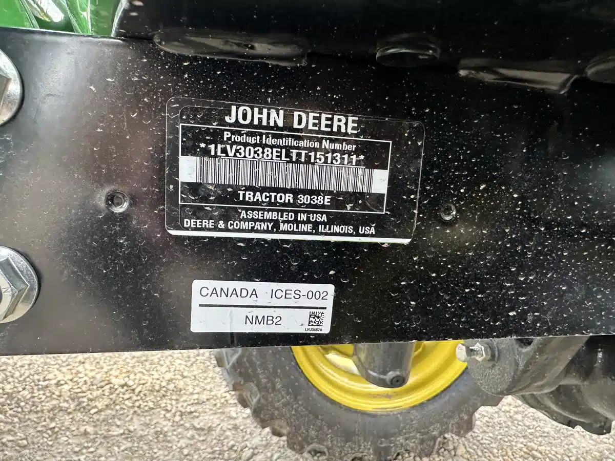 Photo de la Galerie 2 pour 2026 John Deere 3038E Tracteur