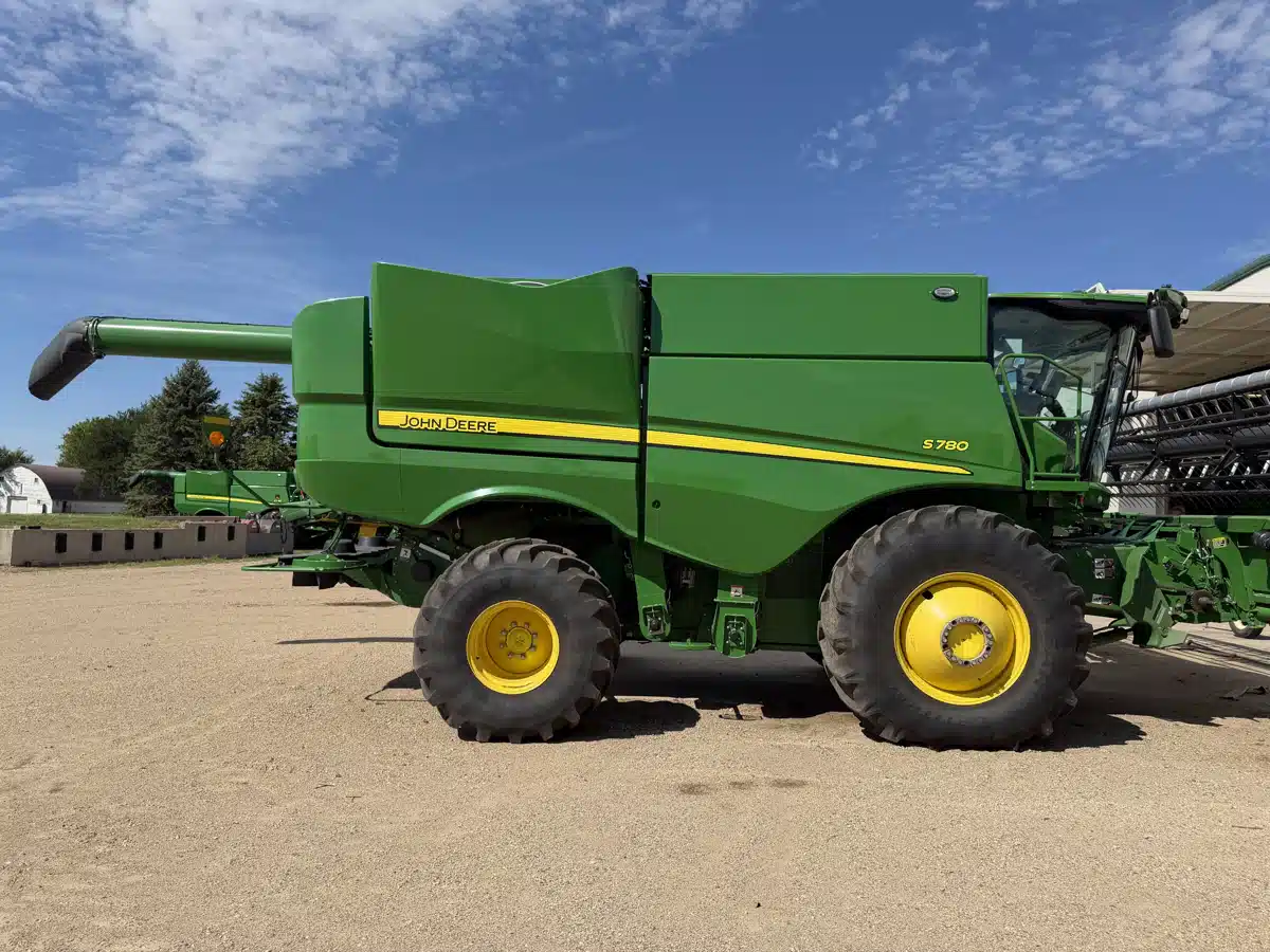 Photo de la Galerie 2 pour 2023 John Deere S780 Batteuse
