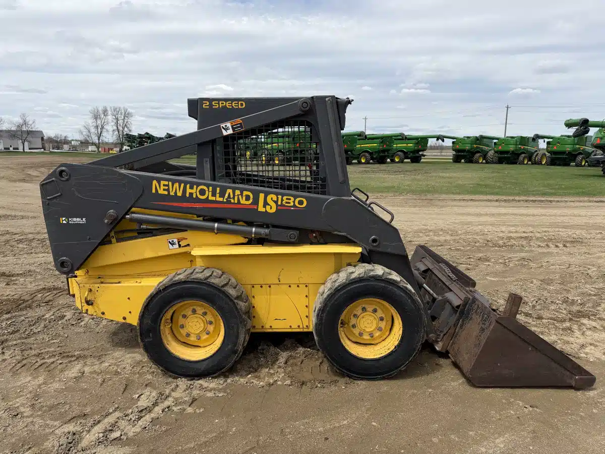 Photo de la Galerie 2 pour 2002 New Holland Construction LS180 chargeuse à direction à glissement