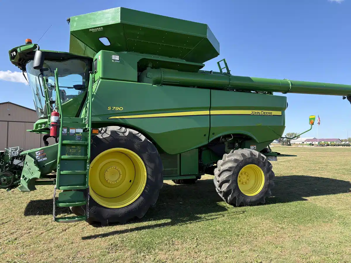 Gallery image 1 for 2019 John Deere S790 Combine
