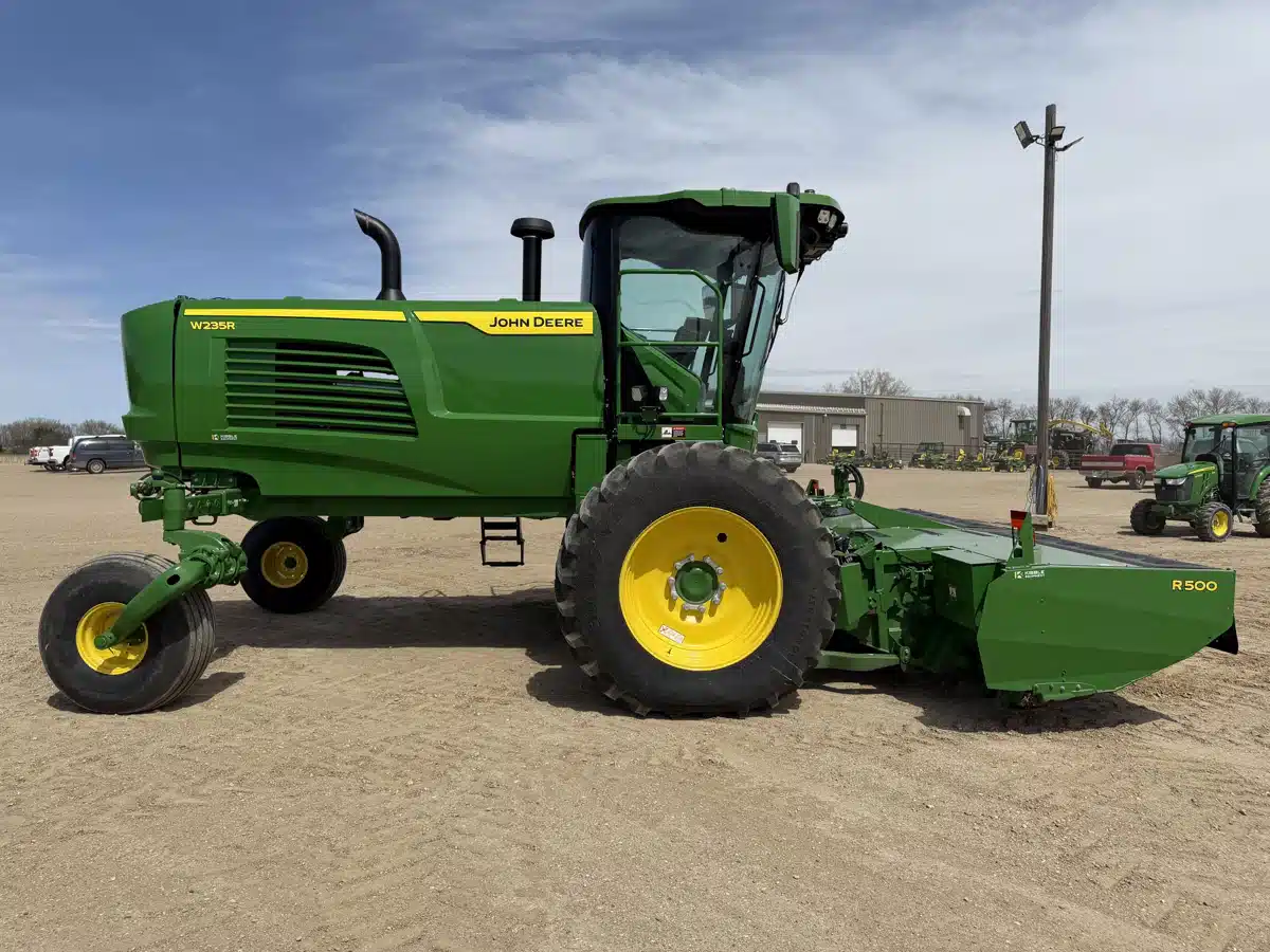 Photo de la Galerie 2 pour 2024 John Deere W235 Andaineur