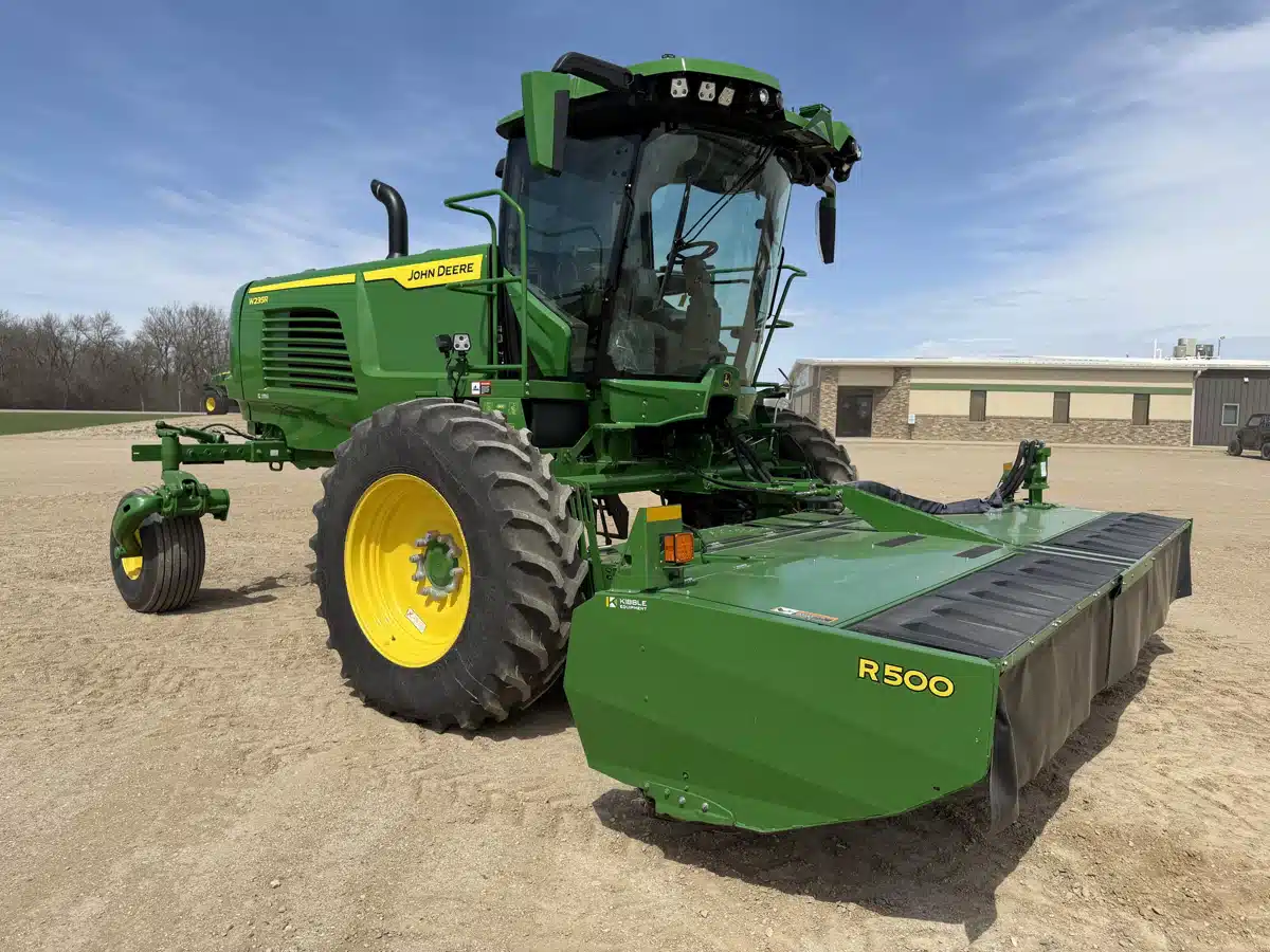 Photo de la Galerie 1 pour 2024 John Deere W235 Andaineur