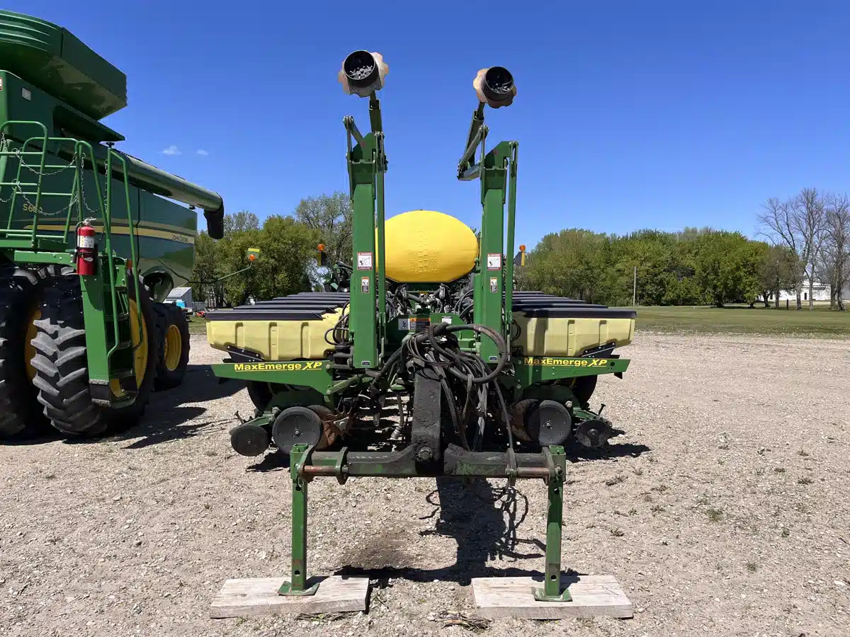Gallery image 2 for 2008 John Deere 1770NT Planter