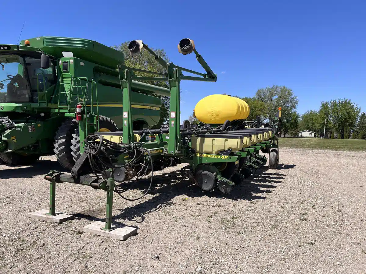Gallery image 1 for 2008 John Deere 1770NT Planter