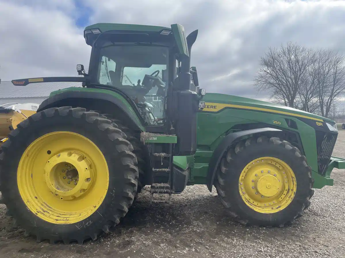 Gallery image 1 for 2025 John Deere 8R 250 Tractor