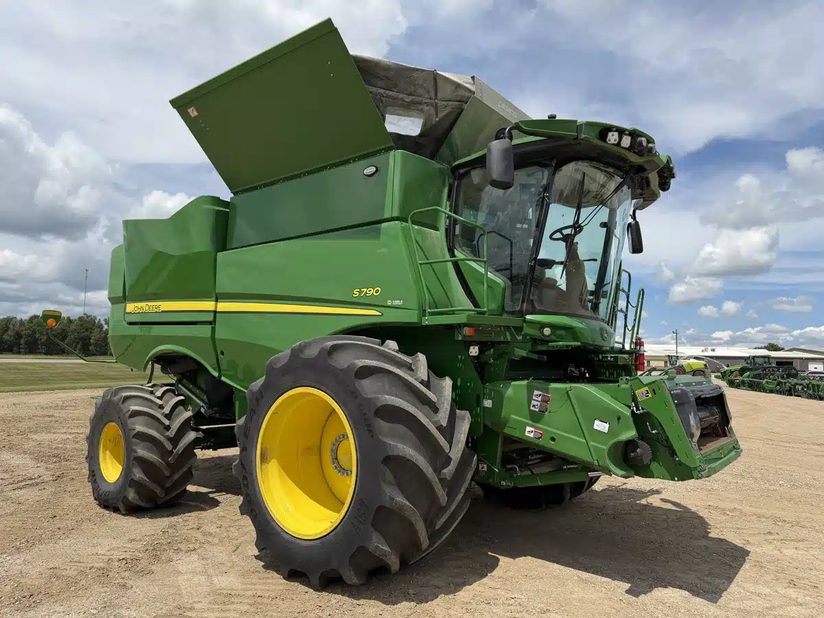 Gallery image 1 for 2024 John Deere S790 Combine