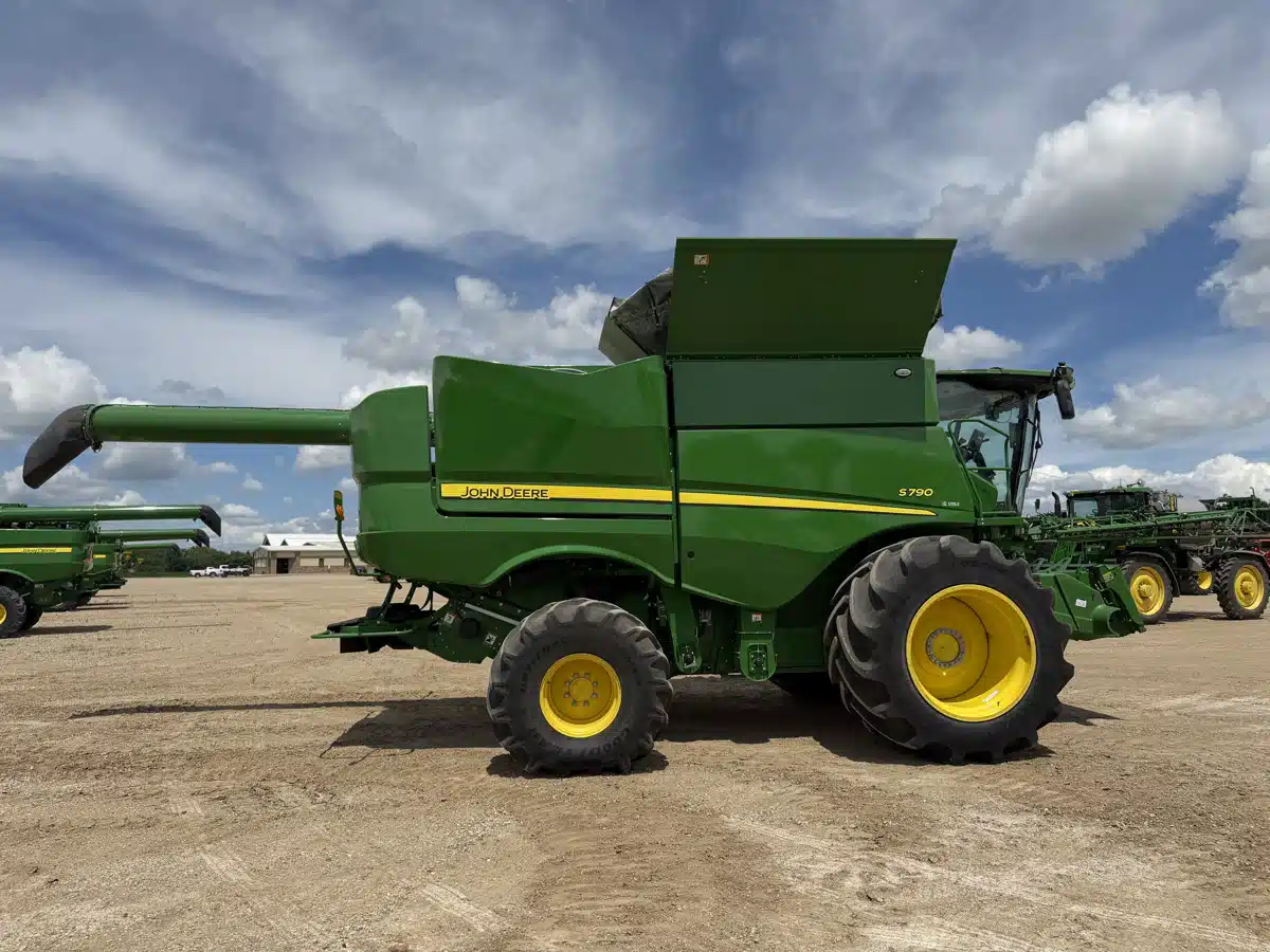 Gallery image 2 for 2024 John Deere S790 Combine