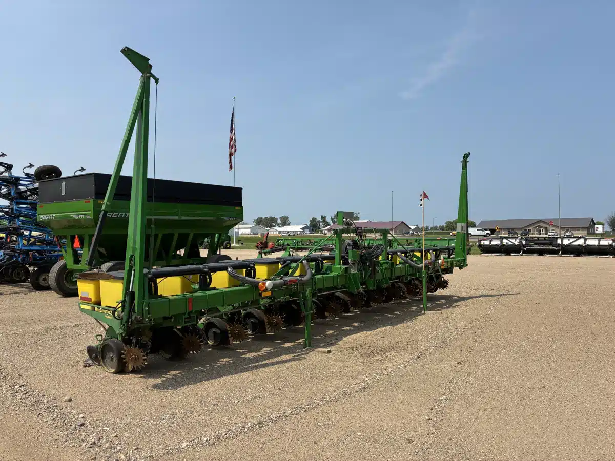 Gallery image 2 for 1994 John Deere 7300 Planter