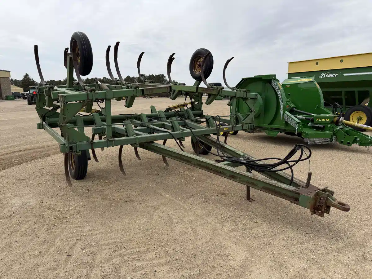 Gallery image 1 for John Deere 1610 Chisel Plow