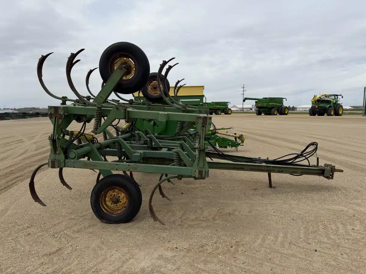 Gallery image 2 for John Deere 1610 Chisel Plow