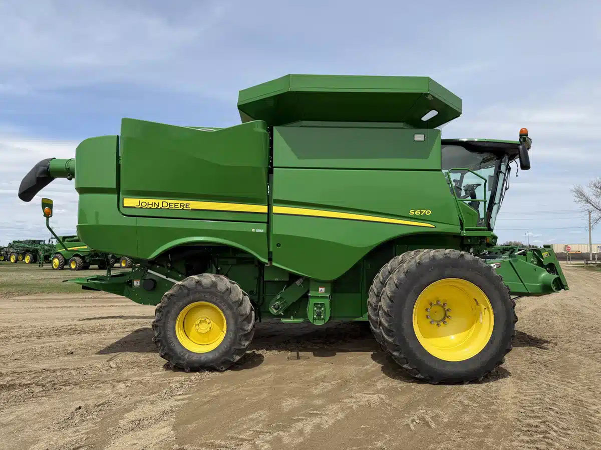 Gallery image 2 for 2014 John Deere S670 Combine